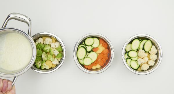 Preparare le patate e le verdure e tagliarle a fette sottili o a rosette. Disporle come si preferisce in NonSoloForno e, versarvi sopra il composto di latte e panna e coprire.