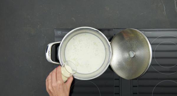Al suono di Audiotherm, abbassare il calore e rosolare il trito di cipolla. Aggiungere il latte e la panna e portare a bollore. Insaporire con sale, pepe e noce moscata.