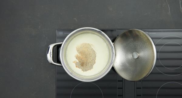 Al suono di Audiotherm, abbassare il calore e rosolare il trito di cipolla. Aggiungere il latte e la panna e portare a bollore. Insaporire con sale, pepe e noce moscata.