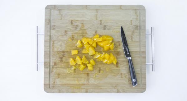 Sbucciare e tagliare l'arancia a dadini. Aggiungere le uova, l'olio, lo yogurt e lo zucchero. Tritare il tutto.