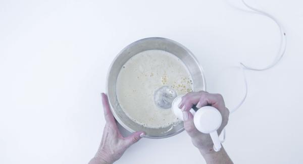 Sbucciare e tagliare l'arancia a dadini. Aggiungere le uova, l'olio, lo yogurt e lo zucchero. Tritare il tutto.