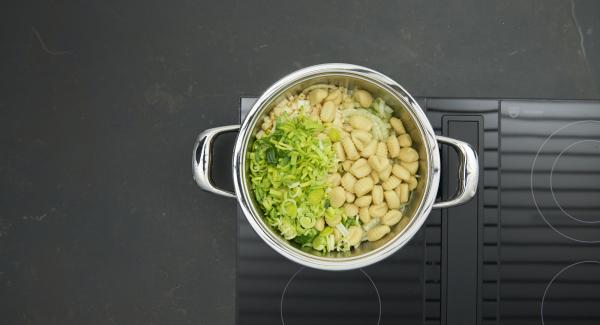 Trasferire nell’unità di cottura gli gnocchi, il brodo vegetale e il porro e portare a bollore. Insaporire con sale, pepe e noce moscata. Aggiungere il prezzemolo.