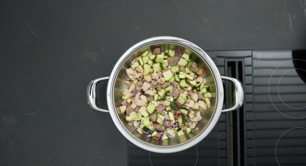 Rimuovere il coperchio e girare la carne. Aggiungere la verdura e cuocere brevemente. Quindi, aggiungere i pomodori e il brodo.