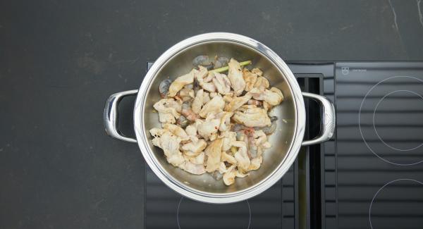 Al suono di Audiotherm, abbassare il livello e rosolare il petto di pollo marinato e i gamberi.