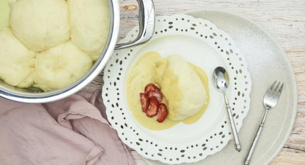 Completare i ravioli con lo zabaione e servire immediatamente.