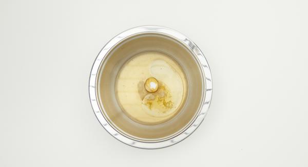 Riscaldare 150 ml di brodo di carne. Unire il brodo con olio, aceto, senape, miele e sale, infine pepare.