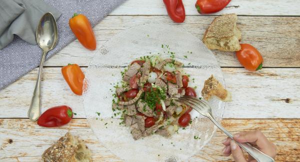 Tritare finemente il preazzemolo, tagliare l’erba cipollina a rotolini. Aggiungere all’insalata e aggiustare di sale e pepe.