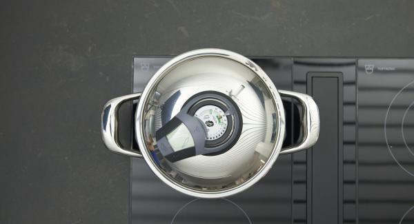 Al suono di Audiotherm spegnere il fornello, togliere il coperchio e mescolare il porridge.