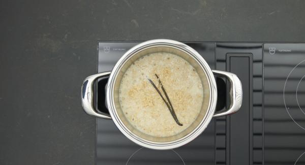 Al suono di Audiotherm spegnere il fornello, togliere il coperchio e mescolare il porridge.