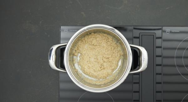 Al suono di Audiotherm spegnere il fornello, togliere il coperchio e mescolare il porridge.