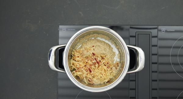 Lasciar riposare il porridge per qualche minuto e aggiungere la mela grattugiata. Aggiungere lo sciroppo d’acero e servire caldo.