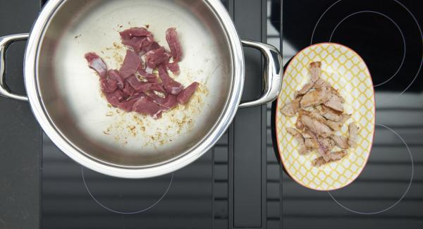 Al suono di Audiotherm, rosolare il filetto di maiale in porzioni e toglierlo.