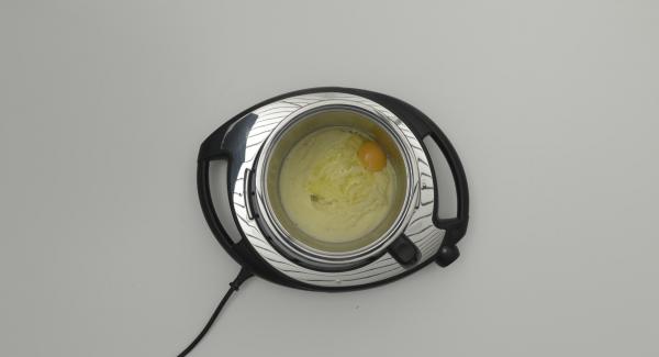 Tritare finemente il prezzemolo, amalgamarlo insieme all’uovo al semolino. Trasferire il semolino in un piatto fondo e farlo raffreddare completamente.