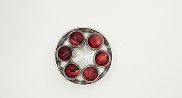 Distribuire la frutta in barattoli per conserve ben puliti. Aggiungere il vin brûlé riempiendo i barattoli per un terzo soltanto.