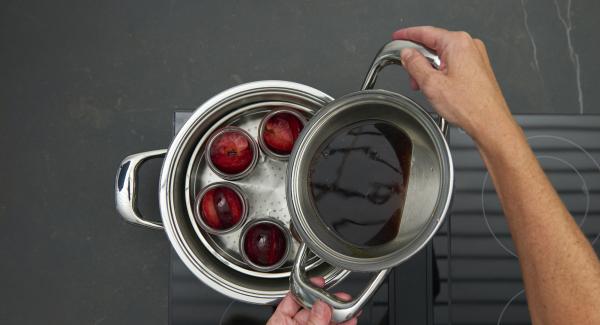 Distribuire la frutta in barattoli per conserve ben puliti. Aggiungere il vin brûlé riempiendo i barattoli per un terzo soltanto.