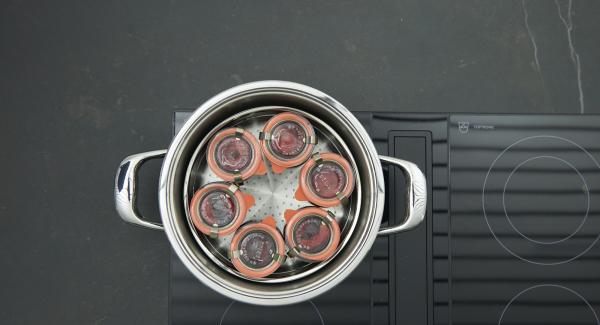 Chiudere i barattoli con guarnizioni di gomma pulite e coperchi. Quindi, saldarli con cerniere metalliche.