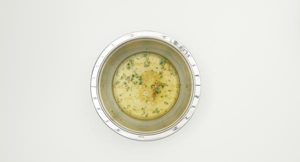 Preparare una salsa con l’aceto, l’olio e 200 ml di brodo vegetale, quindi aggiungere sale e pepe. Lavare il timo, staccare le foglioline e unirle al composto. In una ciotola, amalgamare gli ingredienti preparati insieme con la salsa.