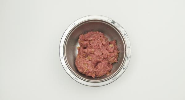 Impastare la carne macinata con il pane, l’uovo, le acciughe e le cipolle rosolate, quindi insaporire con sale e pepe