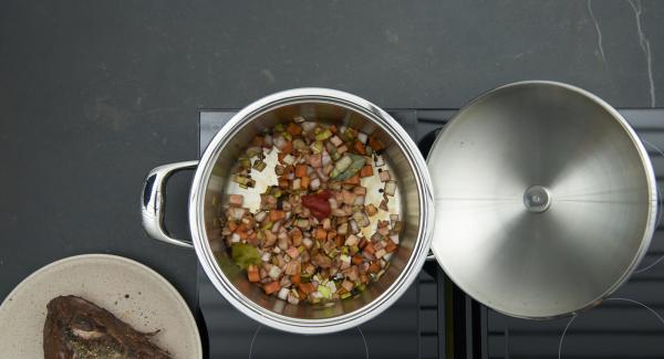 Rosolare le verdure, aggiungere la conserva di pomodoro e rosolare il tutto. Aggiungere la carne, quindi irrorare il tutto con la marinata e il brodo di carne