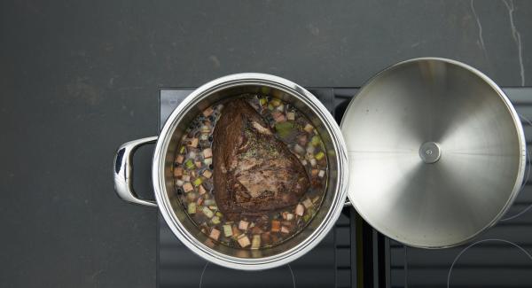 Rosolare le verdure, aggiungere la conserva di pomodoro e rosolare il tutto. Aggiungere la carne, quindi irrorare il tutto con la marinata e il brodo di carne