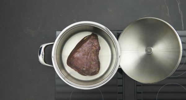 Tamponare la carne con carta da cucina per asciugarla. Al suono di Audiotherm, abbassare il livello e rosolare la carne su tutti i lati, estrarla e condirla.