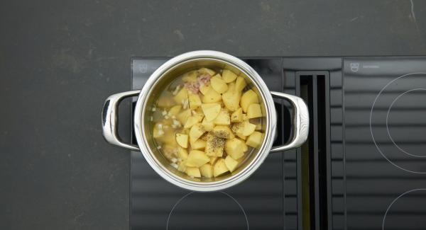 Aggiungere le patate e la santoreggia, quindi versare il brodo. Impostare il livello massimo, ruotare fino alla finestra “verdura”, Abbassare il livello e, con l'aiuto di Audiotherm, cuocere per 10 minuti.