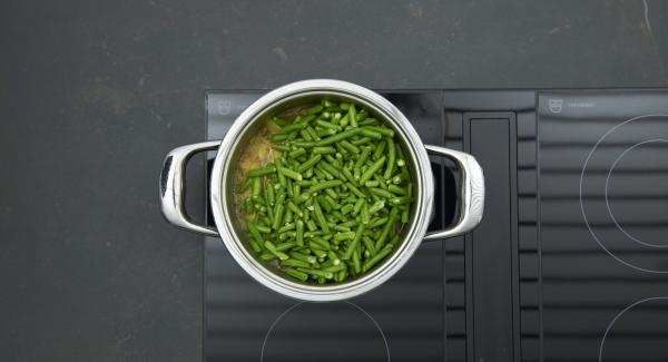 Unire i fagiolini, impostare il fornello nuovamente al massimo, e riscaldare l'unità fino alla finestra “verdura”. Abbassare quindi il livello e, con l'aiuto di Audiotherm, cuocere per altri 10 minuti.