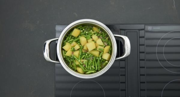 Unire i fagiolini, impostare il fornello nuovamente al massimo, e riscaldare l'unità fino alla finestra “verdura”. Abbassare quindi il livello e, con l'aiuto di Audiotherm, cuocere per altri 10 minuti.
