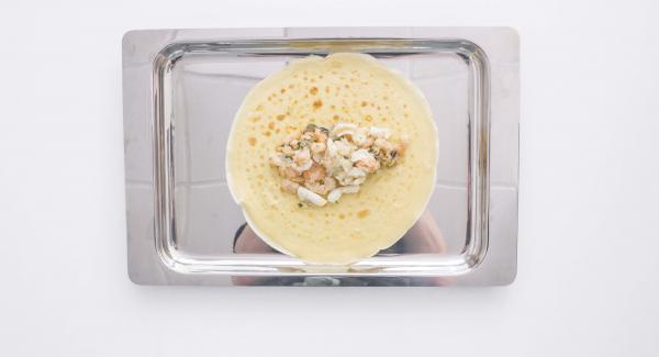 Riempire le crespelle con il ripieno ai frutti di mare. Mettere le crespelle nell'unità 24 cm e condire a piacere. Scaldare leggermente e servire.