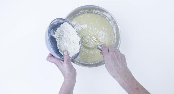 Aggiungere lentamente il lievito e la farina, mescolando costantemente sino ad ottenere un impasto omogeneo.