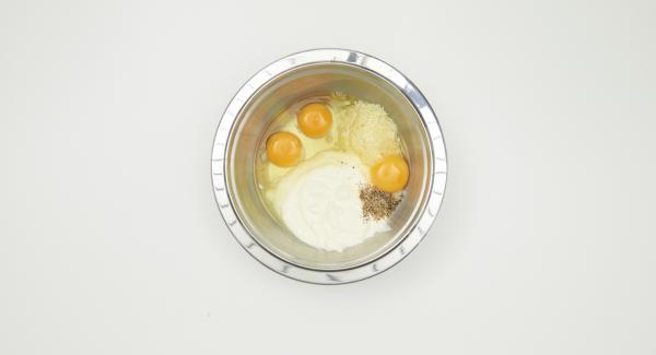 Sbattere la panna acida, le uova e il formaggio grattugiato. Quindi, salare e pepare.