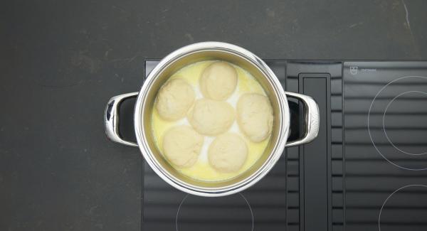 Adagiare gli gnocchi nell’unità di cottura e mettere il coperchio. Accendere il fornello al livello basso e cuocere per 25 minuti.
