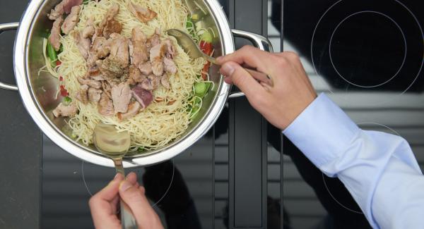 Aggiungere la pasta e la carne e riscaldare il tutto mescolando continuamente. Insaporire con sale e pepe.