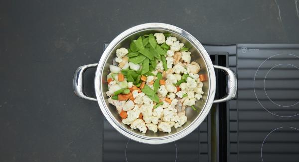 Aggiungere la verdura al latte di cocco e alla pasta di curry. Impostare il fornello al massimo, fino a raggiungere la finestra “verdura”, abbassare il livello e, con l'aiuto di Audiotherm, completare la cottura per 5 minuti.
