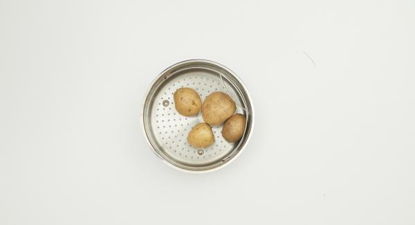 Adagiare le patate lavate non pelate nella Softiera. Versare una tazza d’acqua nell’unità di cottura.