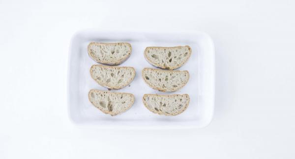Tagliare il pane a fette di circa 2 dita di spessore; posizionare le fette in una pirofila.