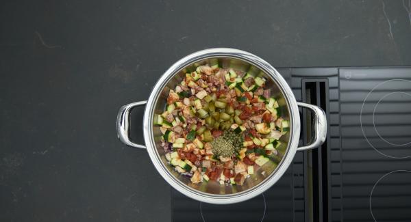 Unire i cetriolini, il timo e i capperi. Impostare il fornello al massimo, riscaldare l’unità di cottura fino alla finestra “verdura” e, con l'aiuto di Audiotherm, cuocere per 10 minuti.