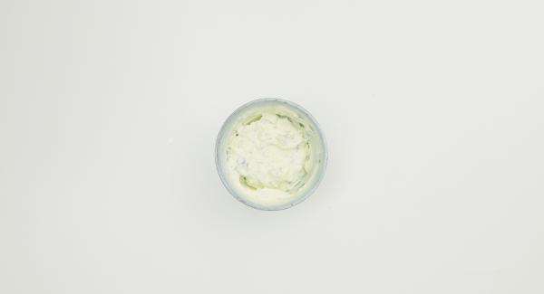 Tritare finemente il prezzemolo. Lavare il limone con acqua molto calda, grattugiare la scorza e spremere il succo. Unire la metà del prezzemolo e la scorza di limone con la crème fraîche, se si desidera.