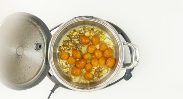 Al suono di Audiotherm, togliere il coperchio e aggiungere le olive tagliate a rondelle e i pezzetti di baccalà.