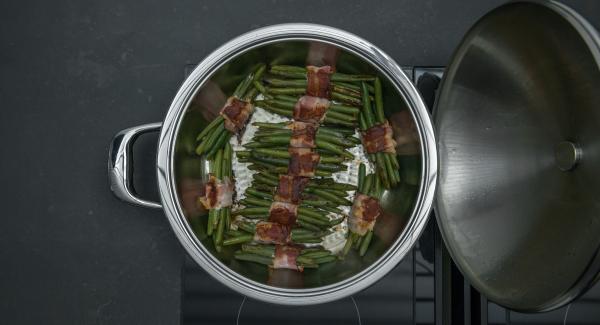 Girare i mazzetti di fagiolini e cuocere dall'altro lato, sempre con l’ausilio di Audiotherm, fino a raggiungere il “punto di girata” a 90 °C.