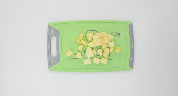 Tagliare a dadini la frutta preparata. Versarli nell'unità di cottura e mescolarli con lo zucchero vanigliato e il succo di limone.