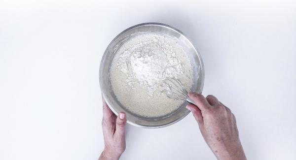 In una bacinella ampia, sbattere le uova e aggiungere un pizzico di sale, il lievito e il latte. Aggiungere la scorza grattugiata di limone, due cucchiai grandi di zucchero e, poco a poco, la farina, fino ad ottenere un impasto non troppo denso. 
L'impasto deve essere consistente in modo da aderire alla foglia.