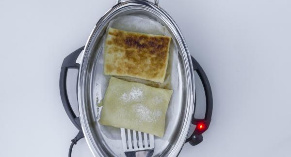 Al suono di Audiotherm, togliere il coperchio, girare la pasta sfoglia e sistemare sopra le fettine di mela.