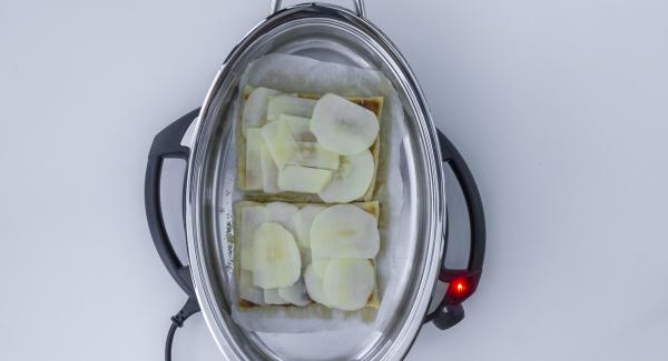 Al suono di Audiotherm, togliere il coperchio, girare la pasta sfoglia e sistemare sopra le fettine di mela.