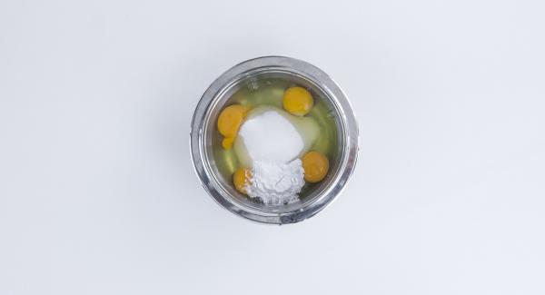 Sbattere le uova, lo zucchero (12 cucchiai) e il lievito sino ad ottenere una consistenza soffice.