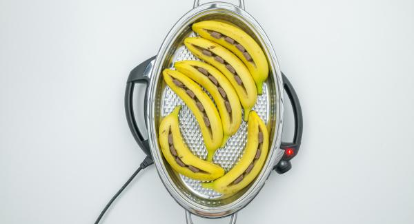 Al suono di Audiotherm, portare Navigenio a livello 4, adagiare le banane con l’apertura rivolta verso l’alto e mettere il coperchio.