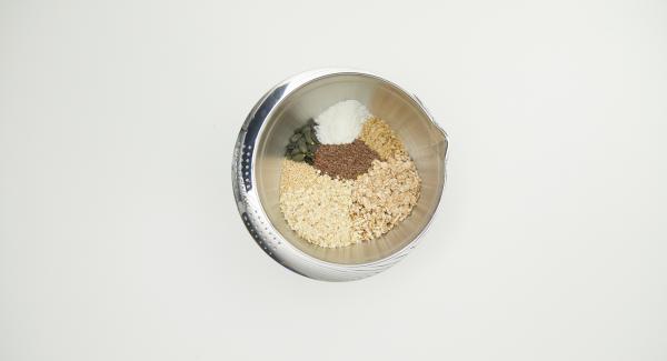 Per il muesli, tritare grossolanamente le noci nel Tritamix e metterle in una bacinella insieme con tutti gli altri ingredienti, fino ai fiocchi di farro inclusi.