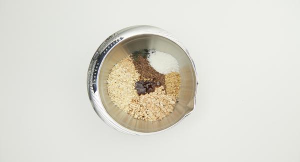 Scaldare l’olio di cocco in un’Unità piccola, mescolarlo con il miele e la cannella, aggiungerlo al muesli e mescolare bene. Usando il coperchio 24 cm, ritagliare un disco di carta da forno.