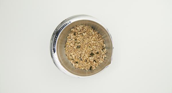 Scaldare l’olio di cocco in un’Unità piccola, mescolarlo con il miele e la cannella, aggiungerlo al muesli e mescolare bene. Usando il coperchio 24 cm, ritagliare un disco di carta da forno.