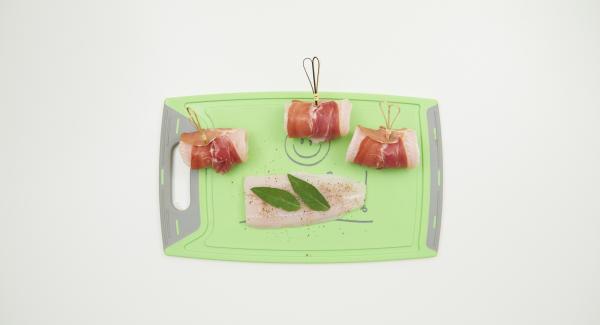 Salare e pepare il pesce su entrambi i lati. Avvolgere ogni singolo pezzetto di pesce in una fetta di prosciutto insieme con due foglie di salvia, quindi fermare con uno stecchino.